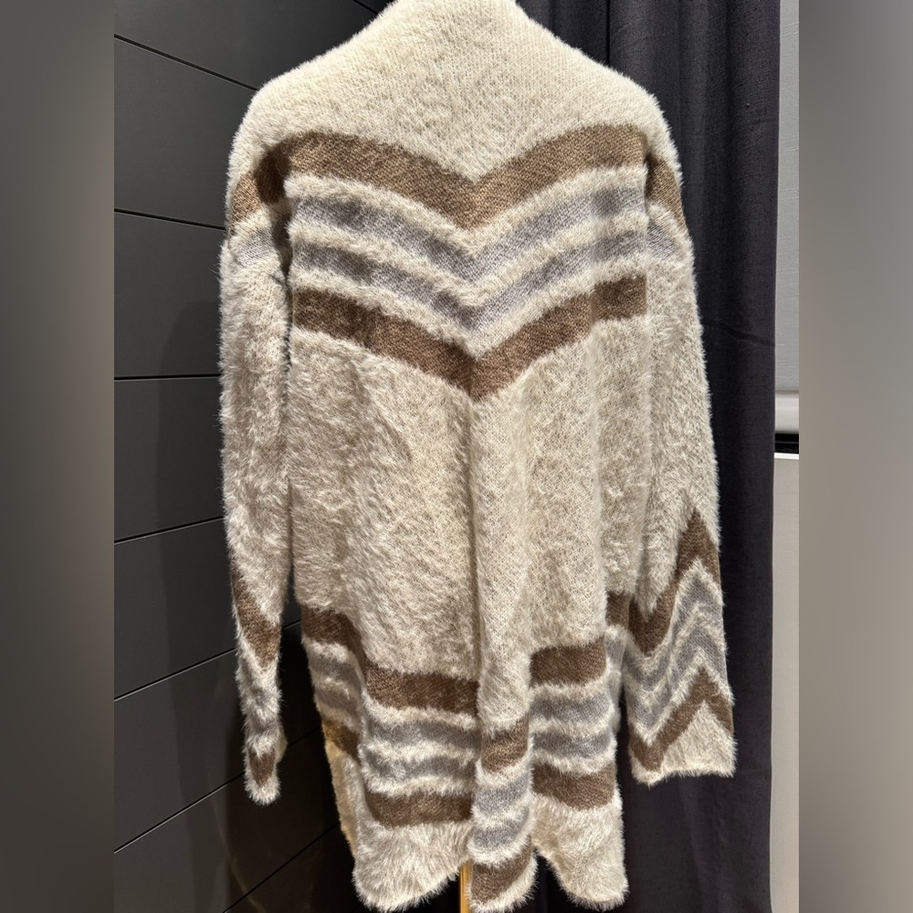 Lumiere NWT Cream and Tan Chevron Fuzzy Long Cardigan Cozy Winter Size Medium - Picture 3 of 5